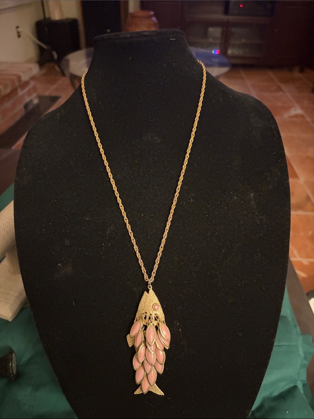 💛📿Gold Tone Fish Pendant W/Pink Enameled Scales, Pink Eye & 25” Long Rope Chain